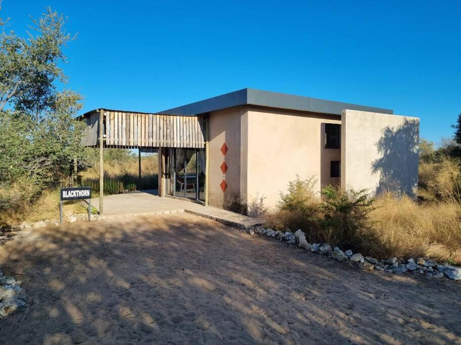 Hackberry House Black Thorn Cottage, Off Grid Khemsbok المظهر الخارجي الصورة